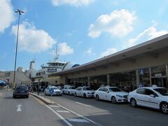 ゴゾ島フェリーターミナル。
レンタカーやあらかじめ送迎の予約をしなくても
御覧のようにタクシーやバスがあるので島での足には困らないと思われます。