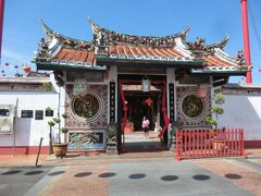 10:42
チェンフンテン寺院(青雲亭)です。
1646年に中国から運んで来た資材で建てられたマレーシア最古の中国寺院です。
では、入ってみましょう。