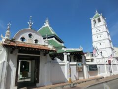こちらは、カンポンクリンモスクです。
18世紀後半に創建された、スマトラ様式三層の屋根を持つモスクがあります。