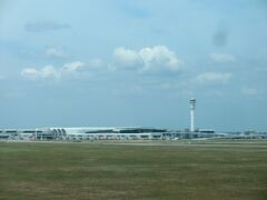 クアラルンプール国際空港(スパン空港)は「森の中の空港、空港の中の森」をコンセプトに、都知事選に何度か立候補した建築家の黒川紀章氏が全体計画をして、1998年6月30日に開港しました。

それ以前は、市内から近いスバン地区にあったスルタンアブドゥルアジスシャー空港(スバン空港)がマレーシアの玄関口として国際空港の役目をしており、母が住んでいた頃はスバン空港で、空港から自宅まで車で20分と便利だった記憶があります。