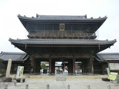 14:25
長浜別院｢大通寺｣山門 附山楼。

立派な山門ですね。
京都の東本願寺の山門を模してして造られ、東本願寺の山門が焼失した際の再建には、この山門が参考にされたそうです。　