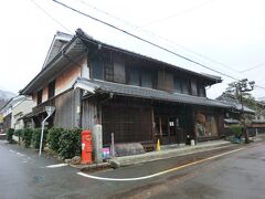 創業480年余りの老舗‥｢山路酒造｣です。
日本で5番目に古い造り酒屋で、安土桃山の時代には京に向かう旅人が、疲れた身体を名産｢桑酒｣で癒し、再び元気に旅を続けたそうです。