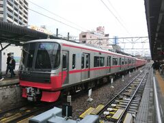 12:00
名鉄岐阜駅に入りました。
通勤用の5000系がスタンバイしています。
私の乗る列車はどれだろ？