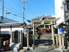 島原地区の西側一画に「島原住吉神社」という神社があります。

写真左上に見えているのはJR嵯峨野線の高架です。島原地区の西側であればJR丹波口駅から歩いてすぐです。