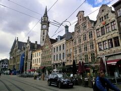 商店が並ぶ通りを抜けるとコーレンマルクトに出てきました。この通り沿いの建物も絵になる風景です。