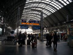 フランクフルト中央駅に到着。中央駅はドイツ語でHauptbahnhofと呼び、各都市の中央部にあり、Hbf.などと略記されています。地上12面24線と地下に乗り入れるSバーン、地下鉄、駅前にはトラムとバスが集結する一大ターミナル駅でした。ドイツ国内及び周辺国を結ぶ高速鉄道ICEも多く乗り入れ、アムステルダム、ブリュッセル、パリ、バーゼル、ウィーンへの国際列車が乗り入れるそう。