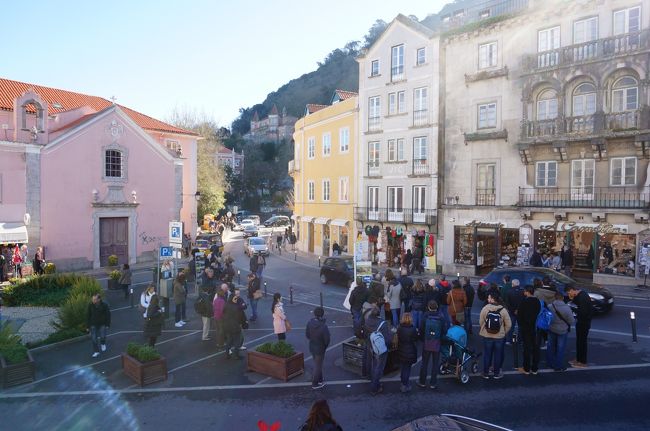 ムーアの城跡を後にして、バスで王宮へ。<br />写真は王宮からムーアの城跡・ペーナ宮殿へ向かう434番のバス停。すでに50人以上は並んでいます。<br />シントラ駅からのバスは満員の状態で来て、ここで降りる人はあまりいないので、先に書いたようにペーナ宮殿にまず行くのをオススメします。