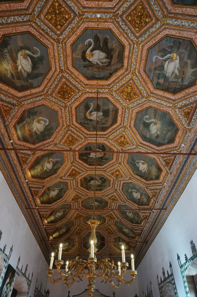 中に入っていすぐにあるのが、天井に27羽の白鳥が描かれている白鳥の間。