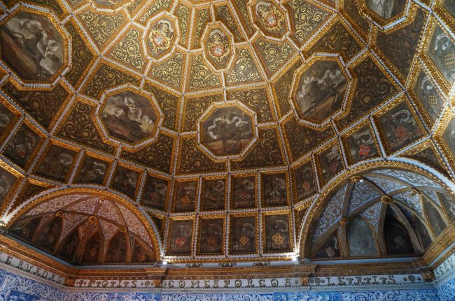 紋章の間。<br />ヨーロッパだと教会とかに時々紋章の間はあるのでそこまで珍しくないけど、今まで見た中では一番の豪華。