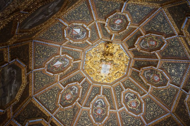 金をふんだんに使用していそうな部屋。