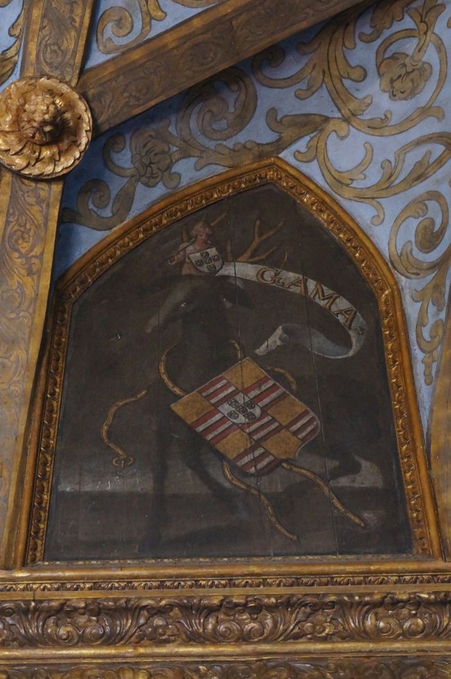 貴族の他にも、大航海時代の功績を称えられてヴァスコ・ダ・ガマの紋章もあります。みなさん、探してみてください。