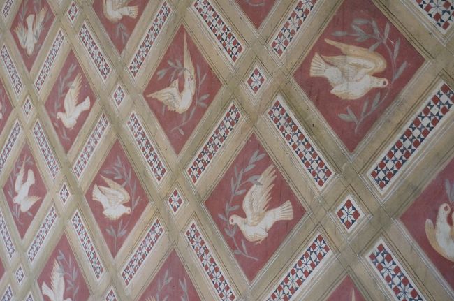 教会の壁にはびっしりと鳩？の絵。これも同じ絵はないのかな？