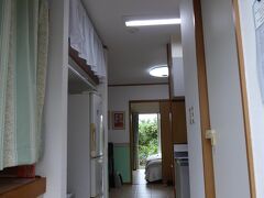 シーサイドハウス中野さんのお部屋です。アパートの１室です。玄関からのお部屋の写真。奥にお庭が見えてます。
真冬ですが、暖かいので網戸にしていました。
虫は、いませんでした。よかった。