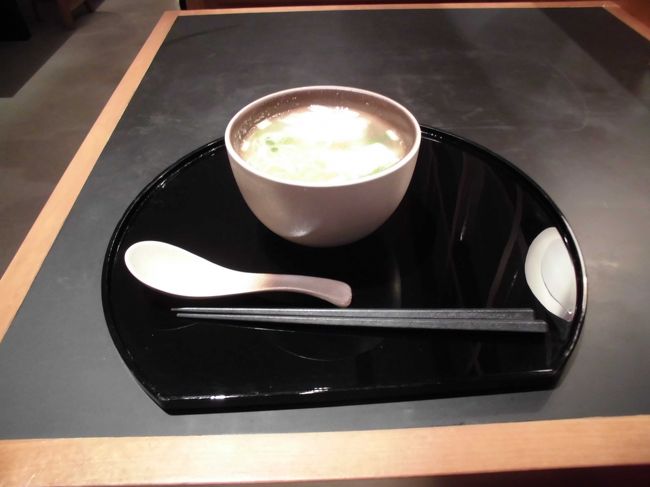 ここのNoodle Barでﾜﾝﾀﾝ麺を頂く。　確か、3種類の麺があるが、このﾜﾝﾀﾝ麺が一番おいしい。　日本の麺と称するのも提供されるが、不味い。