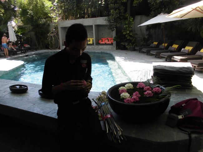 ﾌﾟﾉﾝﾍﾟﾝのホテルのｽﾀｯﾌ。　蓮の花と思うが瓶の上に浮かせて飾っていた。