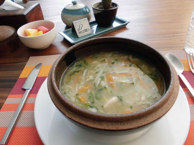 2日目位から、猛烈な下痢に襲われ、朝食を粥にした。