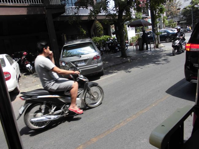 市内は異常な位LEXUSが走っている。　ここにもLEXUS.