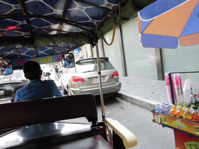 あそこにもLEXUS。貧しいこの国に何故かくもLEXUSが多いのだろうか？　それもみなピカピカの車。