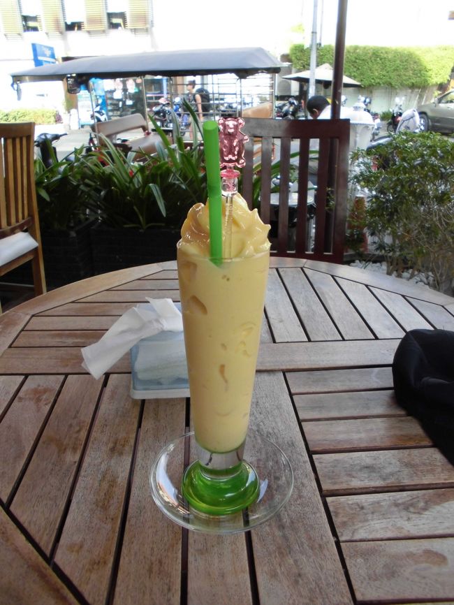 ﾄﾚﾝｻｯﾌﾟ川沿いのｶﾌｪで一休み。　ﾏﾝｺﾞｰｽﾑｰｼﾞｰを頂く。　量はたっぷり。