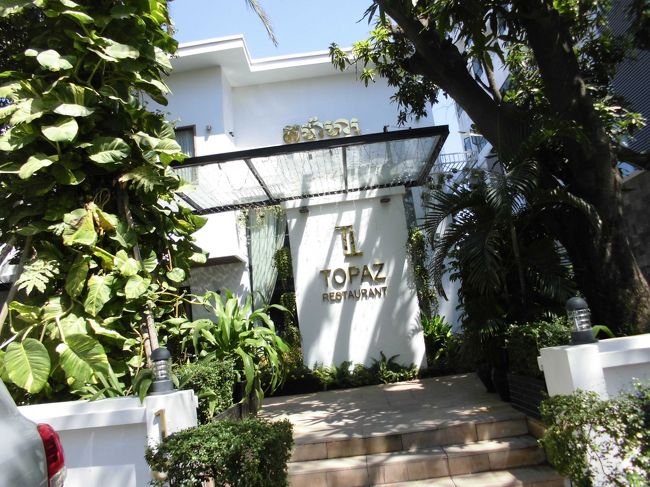 高級レストラン　TOPAZの入り口。　高級感溢れる。　ここのﾋﾞｼﾞﾈｽﾗﾝﾁはUS$25.-<br />(US$20.-もあるらしい）