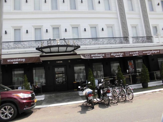 同じく高級ﾚｽﾄﾗﾝのKHEMA。　中で写真撮影はちょっと憚られる。<br />白人の若者も入っていて、そういう人達は軽食を食べていた。<br />軽食もﾒﾆｭｰにはあった。<br />実はここもTOPAZやMALISと同じグループ。