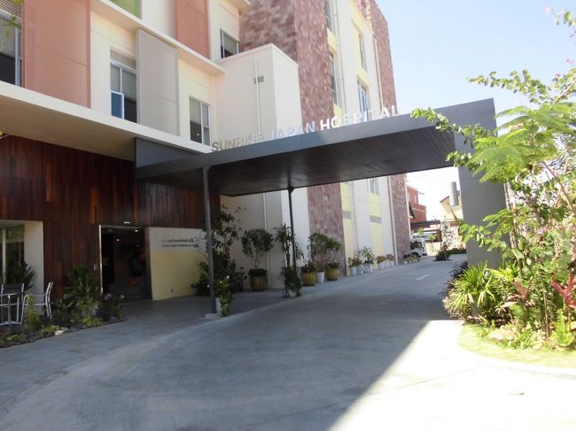 下痢が治まらなかったので、意を決して病院に行く。　　ここは日揮(東証一部上場企業　ｺｰﾄﾞ1963)が運営する総合病院　Sunrise Japan Hospital.　何故ｻﾝﾗｲｽﾞなのかわからなかったが、帰国してから　日揮=Sunrise　とわかった。　なーるほど！　