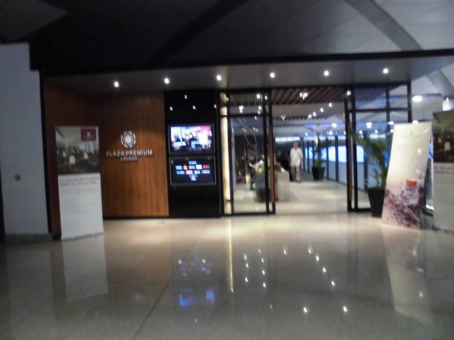 ﾌﾟﾉﾝﾍﾟﾝ空港のﾗｳﾝｼﾞ。　ほとんど全ての航空会社はここを使う。　隣にﾊﾞﾝｺｸｴｱｳｪｲｽﾞのﾗｳﾝｼﾞもあった。