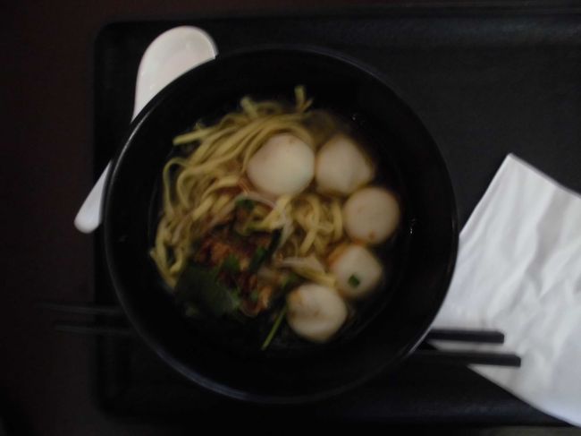 中で麺を頂いた。　病院の医師が消化にいいモノを食べる様に進言してくれたので、それに従った。