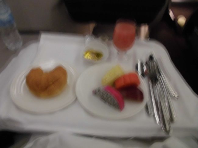 ｸﾛﾜｯｻﾝとﾌﾙｰﾂ盛り合わせ。　ジュース。