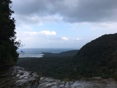 お天気が曇りだったので、すっきりして見えませんが、ピナイサーラの滝上に到着です。