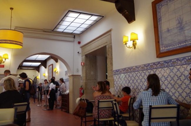 店の奥まで行き、無事着席。ちょうどお昼時だったこともあり、私が席に着いた後は待ちの列ができていた。