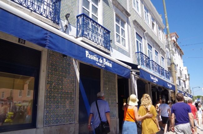 エッグタルトの有名店、Pastelaria Pasteis de Belemへ。<br /><br />混んでいるのはお持ち帰りの客らしい。私は店内で食べるつもりだったので店の奥へ進む。外観からはわからないけど、かなり奥行きがある！