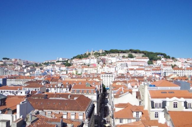 遠くにサン・ジュルジェ城が見える。<br /><br />