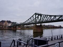 バルトロメウス大聖堂からマイン川へ歩くと、すぐにアイゼルナーシュテグ橋が見えてきました。ドイツ語で「鉄の橋」という意味だそうです。歩行者と自転車専用で、周りのバスやトラムが行き交う近代的な橋と比べて風格のある橋です。