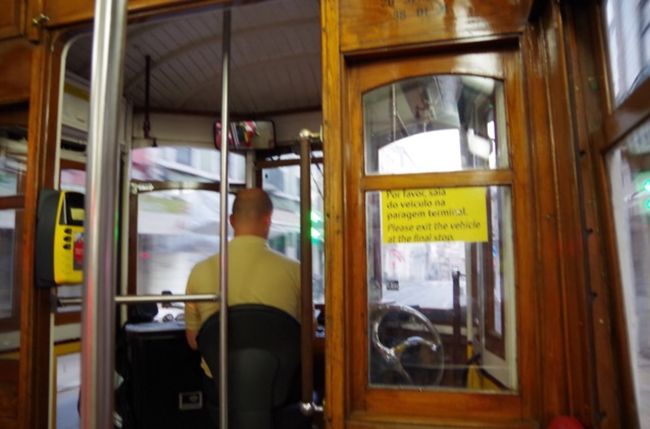 味のある年代物のトラム。<br />ここどこだ？？だいぶ遠くまで来てしまったかも。<br />日が長いのでまだ夕方くらいの感覚でいるけど、もう21時近いのでそろそろ街に戻ることに。