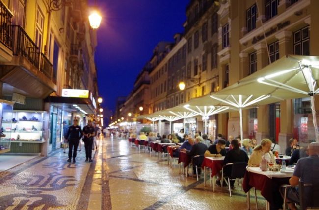 夜の路上レストラン。こういう景色見ると、ヨーロッパっぽいなーって思う。