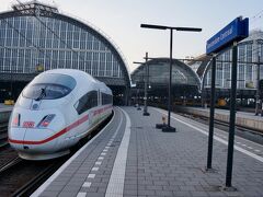 アムステルダム中央駅に到着です。
ターミナル駅の形状はどこも同じような感じですね。