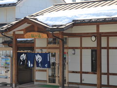 楓の館の隣にはかけながし天然温泉楓の湯があります。
湯田中渋温泉郷の共同浴場は原則住民と宿泊客しか利用できませんが、こちらはそのような縛りはありません。大人３００円と割安です。