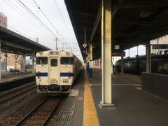 残念ながら、ここで1名離脱ということで4 人で佐賀駅からJRに乗り込んで