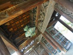 総欅造りの山門！　すごいです。