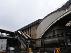 荻窪ICと箱根口ICの間で事故渋滞1キロの表示だったが、すでに渋滞は解消されていた。
しかし、三枚橋から箱根湯本駅前はやや流れが悪い。