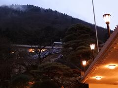 エントランスから浅間山とフォレスト館。