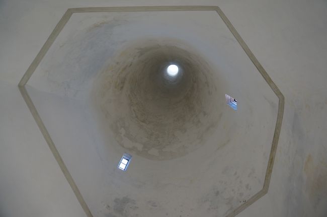 外から見えるトンガリ屋根は、キッチンの排煙のための煙突でした。天井の方はちょっと煤で黒ずんでいました。