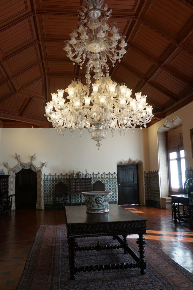 最初の華やかな部屋と比べると地味ですが、なかなか豪華なシャンデリアでした。