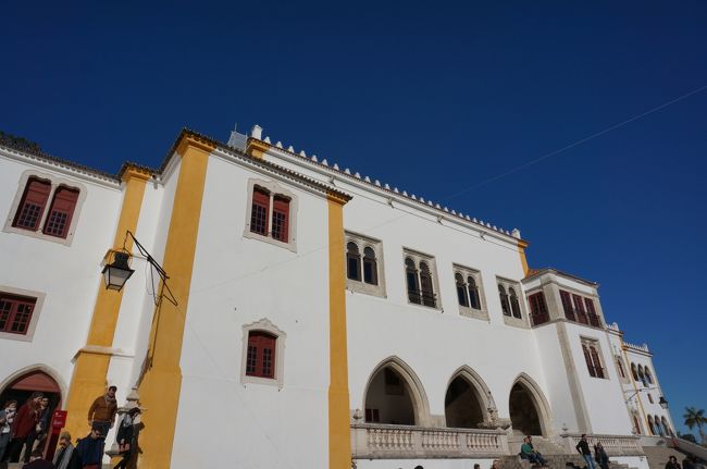 派手やかな外観のペーナ宮殿を見た後だから王宮は地味な外観に見えますが、建物内部は王宮のほうが見どころが多くありました。<br /><br />後半へ続く。