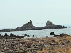 真鶴岬の丘の上から海岸線までを結ぶ階段を下る。

海岸線に降りた私たちが目指したのは三ツ石への道。
干潮時ならば、弓型に連なる海岸線の岩の上を歩いて三ツ石まで行くことができる。

ところで、3個の石と書いて三ツ石と呼ばれているこれらの岩だが、私の目には二つにしか見えない…。