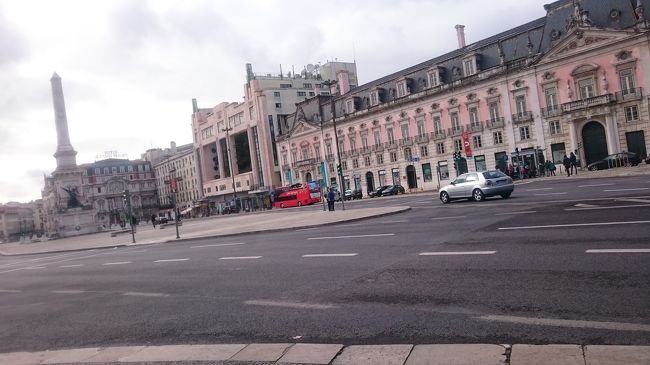 ロシオ駅です。<br />駅には見えない建物です笑<br />シントラへのホームの目印はこの建物内にあるSTARBUCKSです。