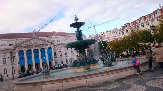 ロシオ駅近くにある噴水広場です。<br />ここでランチをしたりしている人もたくさんいました。