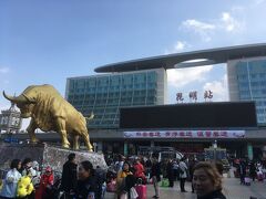 駅の前には黄金の牛の像があります。
近未来な建物と相まって、中国の駅の中でもかなり個性的なデザインではないでしょか。