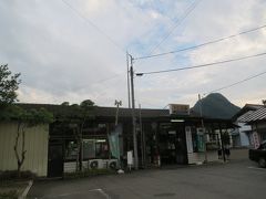 17:10　上信電鉄・下仁田駅に着きました。（上野村ふれあい館から35分、横浜駅から11時間17分）

ちょっと寄り道したいと思います。

下仁田と言えば…「こんにゃく」と「下仁田ネギ」が有名です。

下仁田ネギの旬の時期でしたら「すき焼き」をいただきたいところですが、旬は10月～1月くらいなので今回は我慢します。（残念！）

その代わりに後ほどコンニャクをいただきたいと思います。